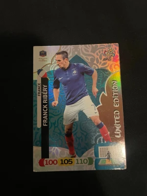 Limited Edition fotbollskort Franck Ribery - Säljer ett Limited Edition fotbollskort från Panini Adrenalyn UEFA Euro 2012 med Franck Ribery från Frankrike. Kortet har holografiska detaljer, blått och vitt motiv samt officiell licens. Perfekt för samlare av sportkort och fotboll. Väldigt sällsynt kort 