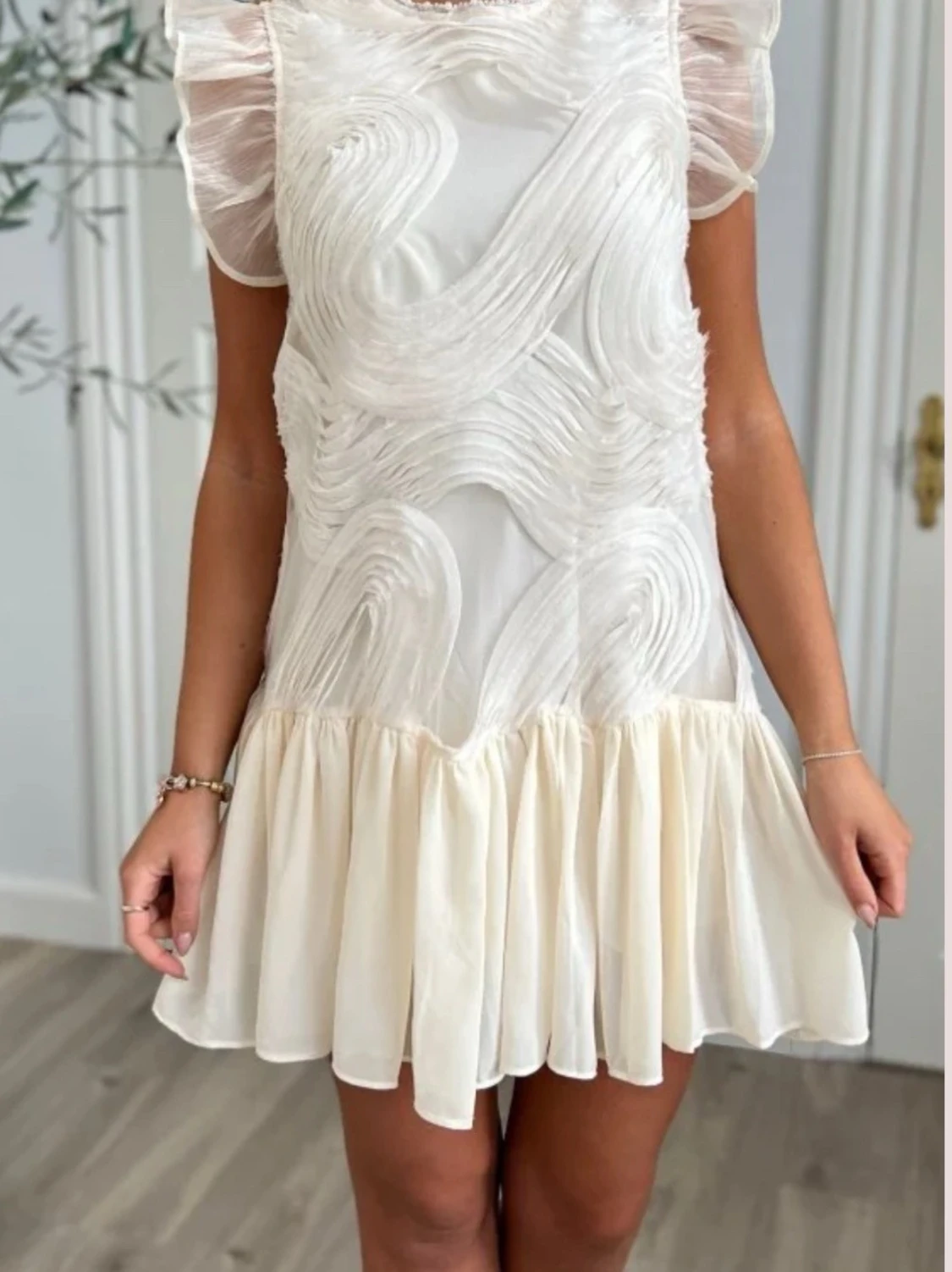 Vit kortklänning med volang och struktur