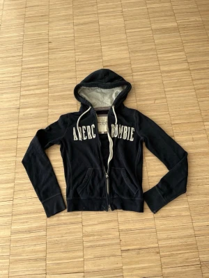 Abercombie hoodie  - Vintage abercombie hoodie i storlek S. Mycket bra skick. Priset är diskuterbart vid snabb affär!
