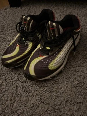 Nike Air Max 97 skor - Säljer ett par Nike Air Max 97. Själv tycker jag dom är väldigt feta men för små på mig, skicket är väldigt bra, lite nötta på insidan men det syns på bilderna! Storlek 42.5, bara höra av sig om det skulle vara nåt annat. Pris är inte hugget i sten vid en snabb affär!