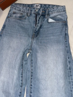 Ljusblå baggy jeans från 157 - Säljer ett par ljusblå jeans från 157 med rak passform och klassisk femficksdesign