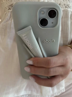 Rhode case - Säljer detta super fina Rhode skalet i fin ljus färg💞passar iPhone 14 Pro Max, läppglans medföljer dock inte mycket kvar  