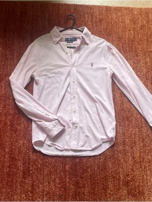 Ralph Lauren skjorta - Ljusrosa skjorta från Ralph Lauren. Bra skick! 
