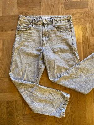 Ljusblå raka jeans från Bershka - Säljer ett par ljusblå raka jeans från Bershka i klassisk femficksmodell. Jeansen har hög midja, gylf med dragkedja och knapp samt en snygg tvättad look. Tillverkade i bomull för en skön och avslappnad känsla.
