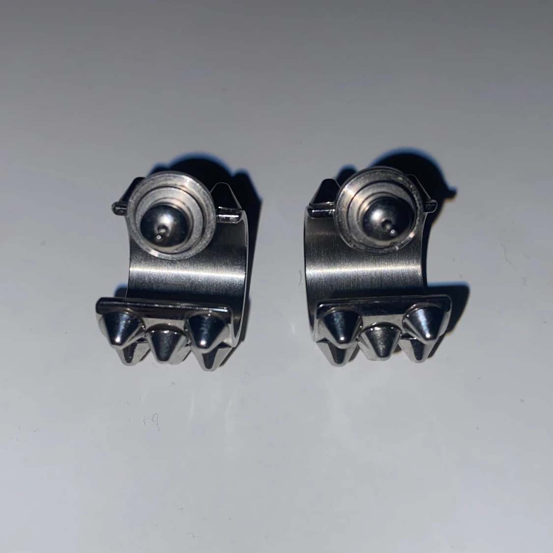 Silvriga Edblad örhängen med nitar - 1