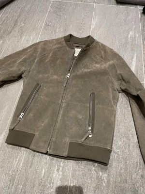 Läder jacka - Säljer min läder jacka som passar perfekt nu till varmare väder, skönt material och fin färg. Skriv för bild med den på?