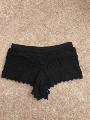 Spets shorts  - Svarta spets shorts från h&m, använda men i bra skick💕