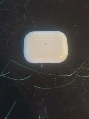 Apple AirPods Pro med laddningsetui - Säljer ett par vita Apple AirPods Pro med tillhörande laddningsetui. De är trådlösa in-ear hörlurar med silikonproppar och stilren, kompakt design. Perfekta för musik, samtal och träning tack vare brusreducering och smidig anslutning till iPhone.