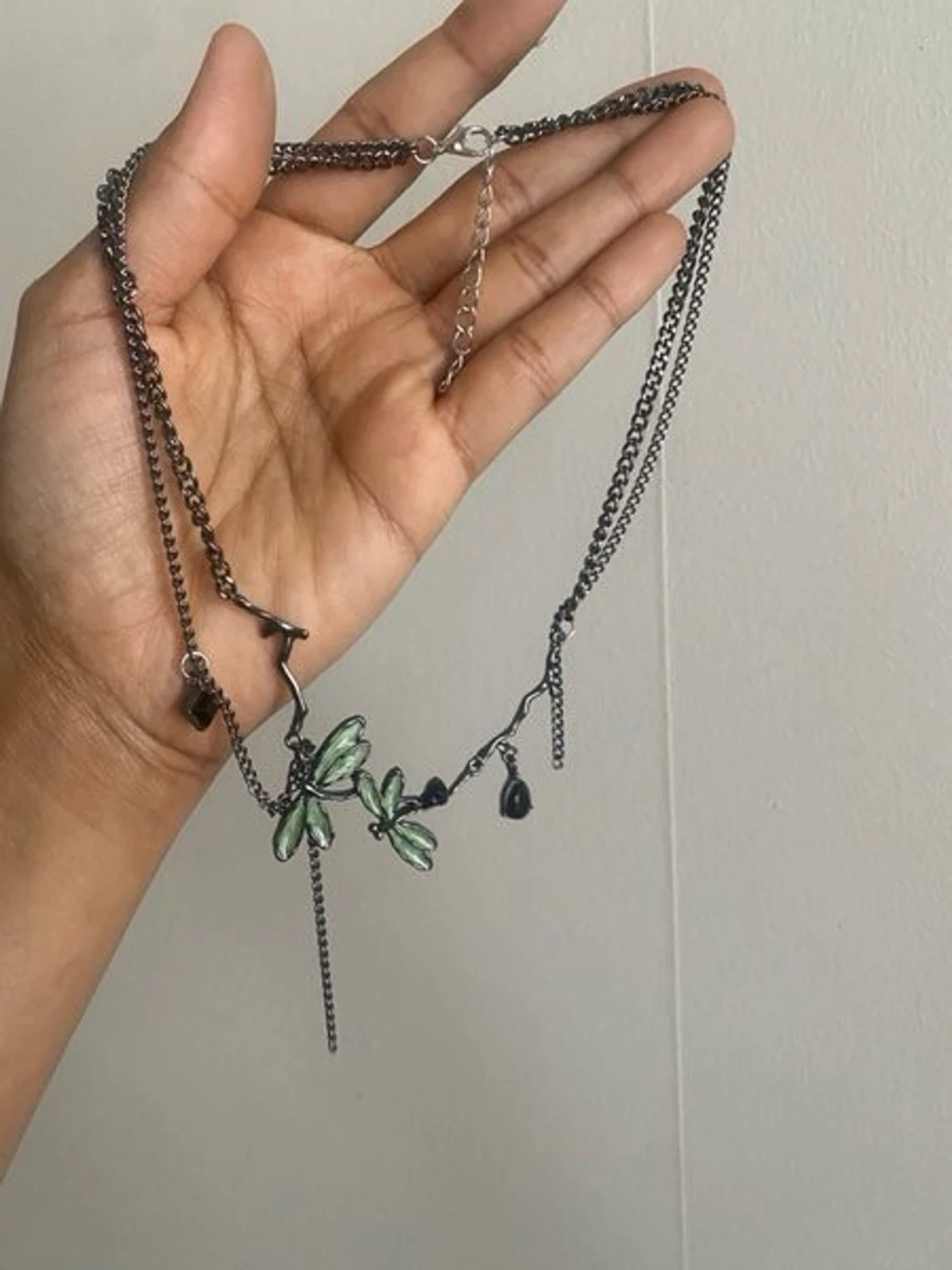 Svart kedjehalsband med gröna blad - 2