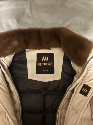 Hetrego Jacka - Säljer denna sjukt feta Hetrego jacka i topp skick. Storlek 48 motsvarar S. Tveka inte på att höra av dig vid minsta lilla fundering!