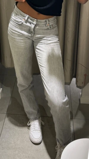 Ljusgrå raka jeans från Gina Tricot - Säljer ett par ljusgrå raka jeans från Gina. Andvända men inga fläckar osv. Storlek 32