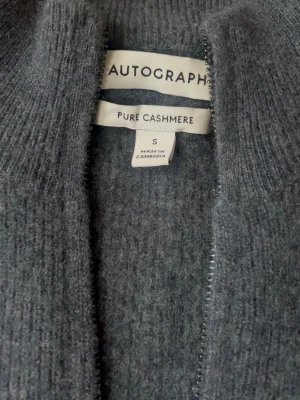 100% kashmir Fullzip (helt ny) - ♾️100% kashmir fullzip i nyskick ♾️, knappt använd ♾️Nypris:1600 kr ♾️Storlek: S. Skriv gärna för fler frågor 