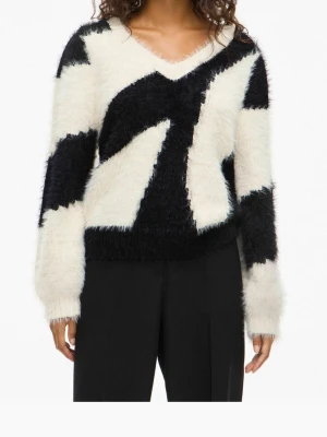 Svartvit fluffig stickad tröja!! - Säljer en stickad tröja från VILA med svartvita, breda grafiska mönster. Endast använd ett fåtal gånger, skriv vid funderingar!🙌