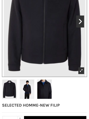 Svart jacka från Selected Homme - Stilren svart jacka från Selected Homme, modell New Filip. Jackan har rak passform, dragkedja framtill och diskreta sidofickor. Perfekt för dig som gillar minimalistisk design och enkelhet. Materialet ser ut att vara mjukt och bekvämt.