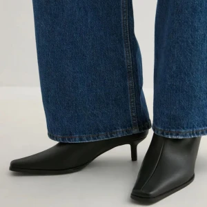 Svarta boots med smal klack - Helt oanvända snygga svarta stövletter i skinnimitation med smal klack och fyrkantig tå. Stilren design som passar perfekt till jeans eller klänning. 