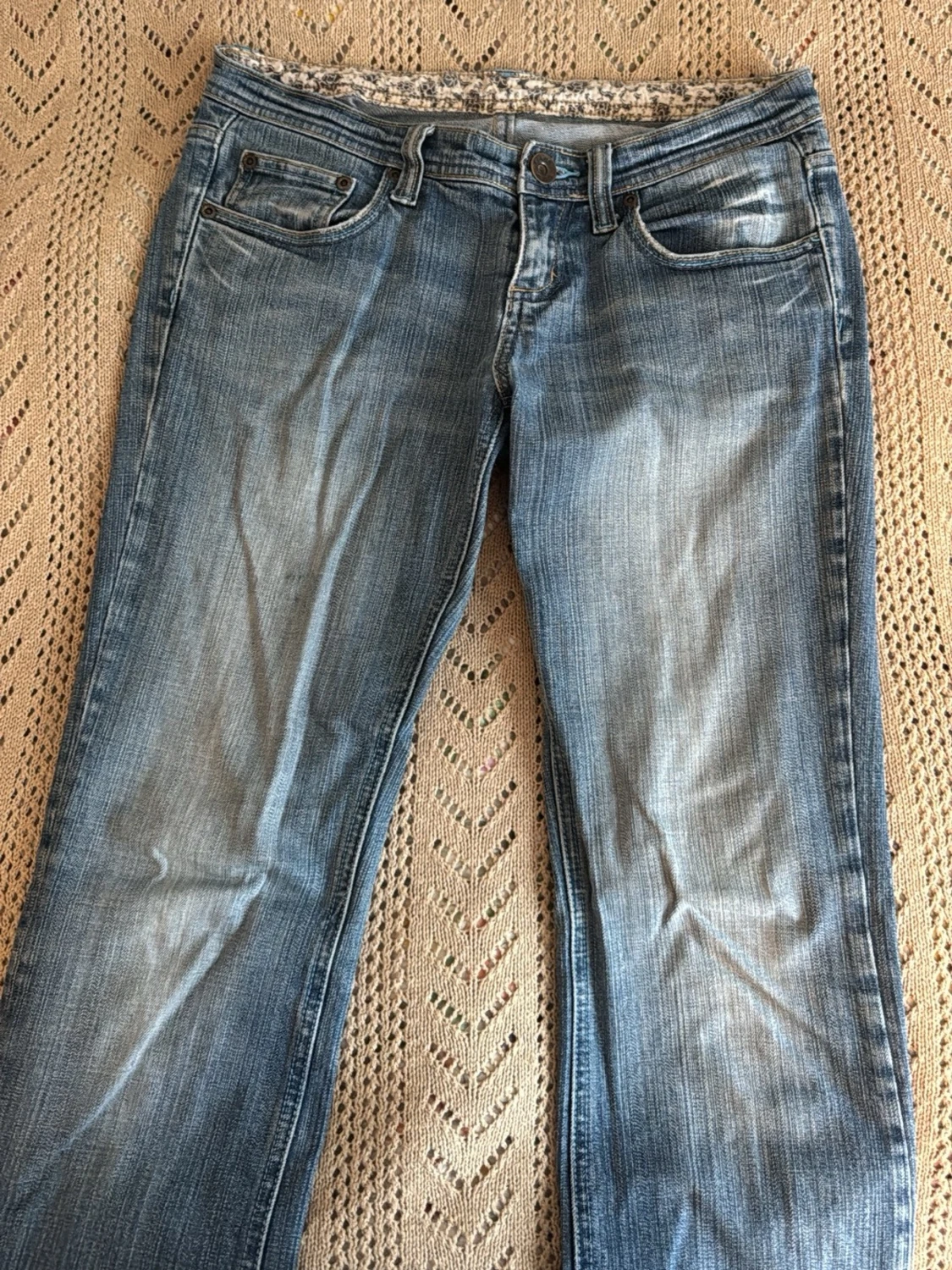 Blå bootcut jeans med slitningar