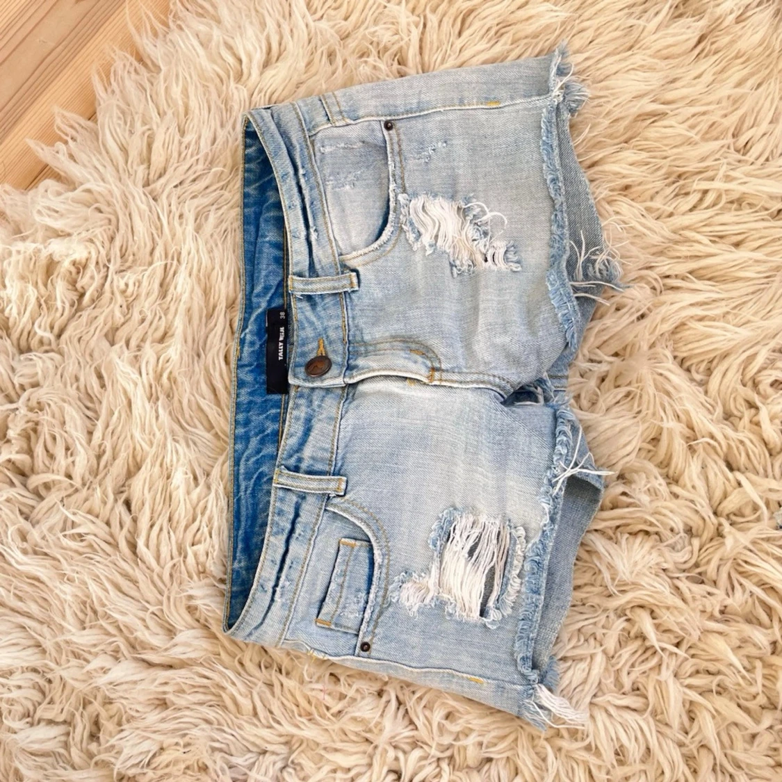 F27 Lågmidjade tally weijl ljusblåa jeanshorts  - 4