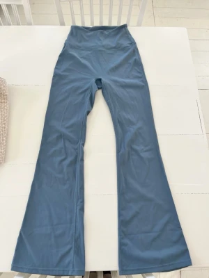 Lululemon leggings - Blå lululemon tights i flare modellen, stl 2, motsvarar Xs-s🥰🥰Använda 1 gång, men tyvärr lite för korta på mig🥹
