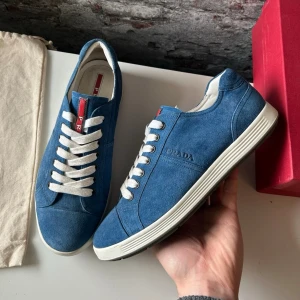 Prada Sneakers - Mycket bra skick, knappt använda. Nypris ca 7000kr. Storlek 40.  Inget OG tyvärr. Självklart äkta - kolla bara recensionerna! Skriv för mer information🤝