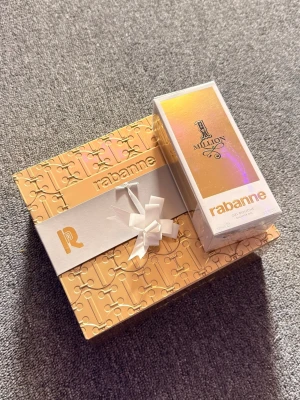 Paco Rabanne 1 Million kitt.  - Paco Rabanne med 1 Million-serien. Innehåller en guldig parfymflaska, en deodorant och en miniparfym. Kommer även med en Duschgelé. Lyxig design i guld och svart med eleganta detaljer och mönster. Perfekt för dig som gillar exklusiva dofter och stilren förpackning. Och även för dig som nyss blivit tonåring så passar denna dig perfekt. Parfym i 100ml. 