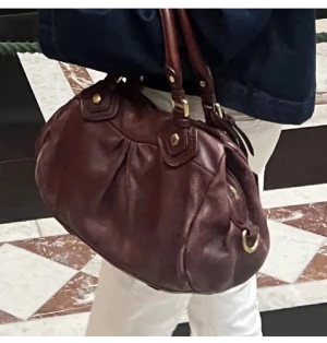 Burgundy marc jacobs väska  - Snygg burgundy marc jacobs väska med guldiga metalldetaljer.  💞