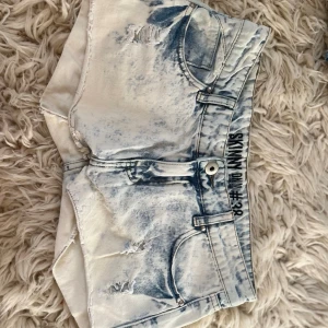 F23 Lågmidjade ljusblåa jeanshorts - Sååå fina! Midja ca 40