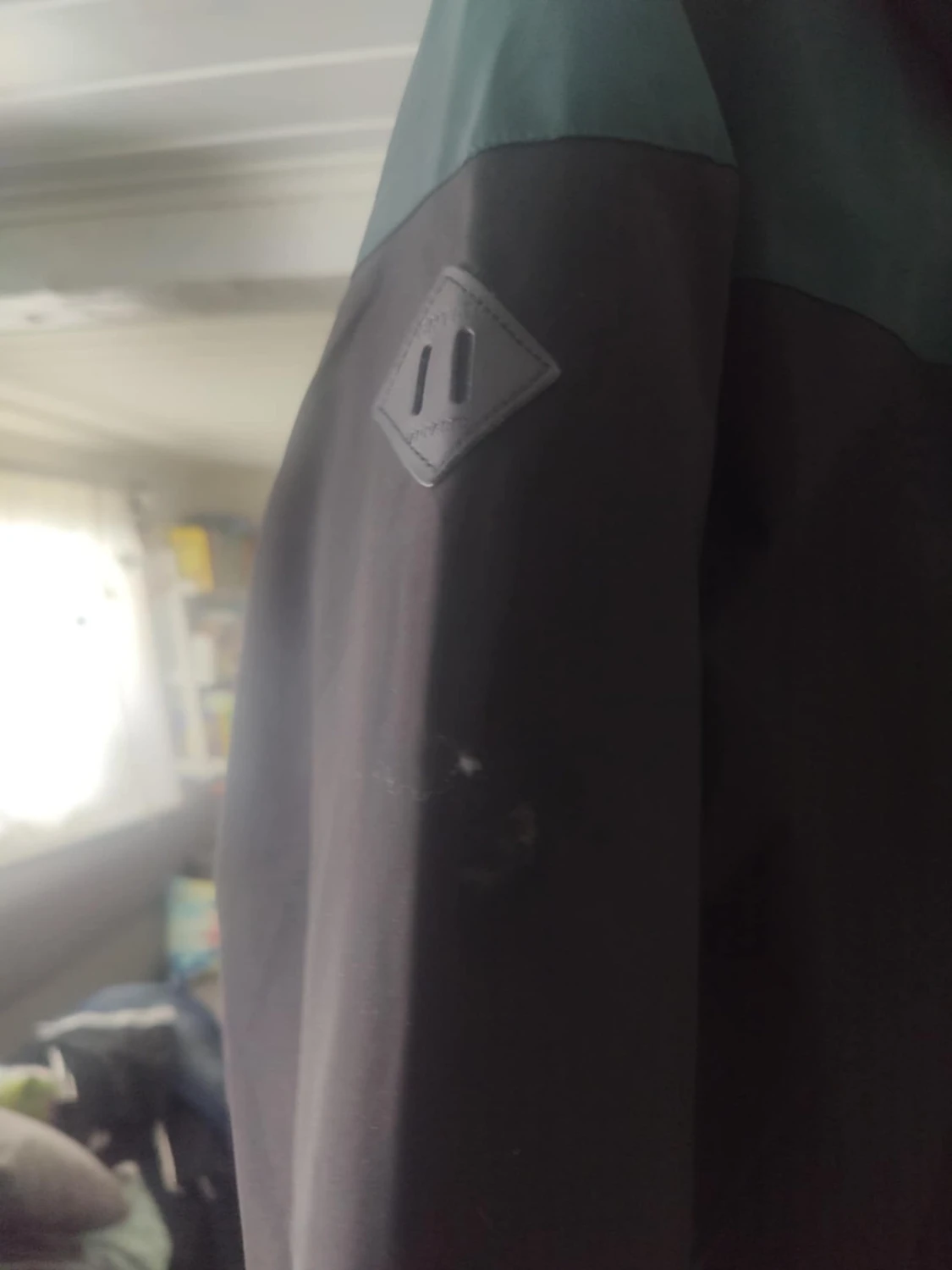 Svart och mörkgrön vindjacka med huva - 5