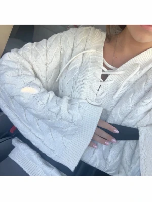 CABLE KNITTED SWEATER - Säljer denna slutsålda trendiga tröja helt oanvänd!!💕Superfin vit kabelstickad tröja med krage och snygg snörning vid halsen. Sitter lite oversized på mig som brukar ha Xs men passar Xs-M