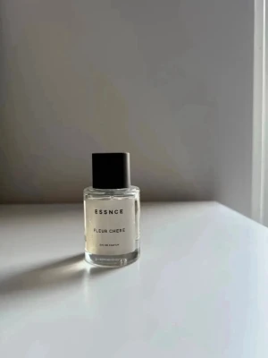 Essnce Fleur Chere  - Se bilder för kvarvarande mängd. 