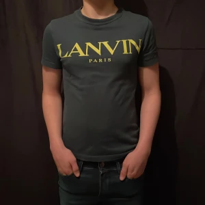 Lanvin t-shirt (GRÖN) - Tja. Säljer denna as feta lanvin t shirt. Skick as bra. Storlek 10 år men passar runt 150 - 155. Skicka ett om du har en fundering. Jag vill också säga att tröjan är grön som man inte riktigt ser på bild. Jag möter upp bara om man ska köpa.