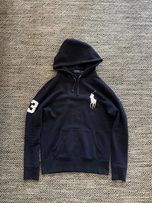 Ralph lauren hoodie  - Säljer nu min sjukt feta Ralph lauren hoodie i en mycket sällsynt och populär modell som inte säljs längre! Storlek s och passar s! Den är i bra skick och har inga defekter! Hör av er om det finns frågor osv!