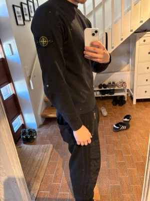 Stone island Tröja - Säljer nu min stone island tröja då jag inte använder den, tröjan är köpt på NK, Storlek Small, passar mig som är 187 bra. Nypris 3199kr, använd 2 gånger