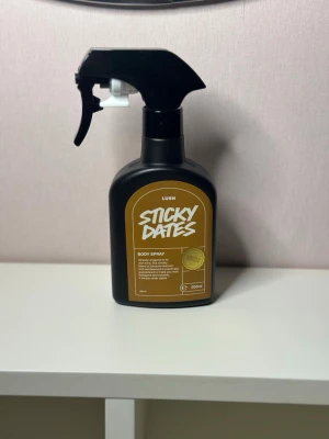 Lush Sticky Dates Body Spray - Lush Sticky Dates Body Spray. Doften är inspirerad av söta dadlar och flaskan rymmer 200 ml, inte tagit många spray. 
