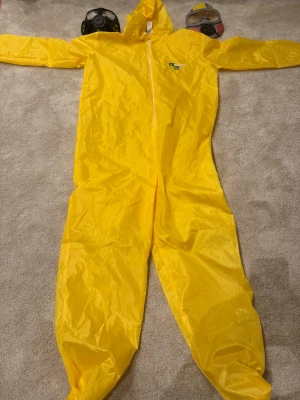 Breaking Bad overall - Tjena! Säljer en breaking bad overall som inte har kommit till användning! 👍 tillkommer 2 masker, den gula till höger kom med overallen den svarta köptes separat. Perfekt för dig som ska ha studentfest eller liknande 🎉 storlek L men passar också M. Priset ej fast 