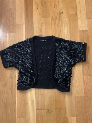 Svart paljettkofta från Vila - Säljer min palett bolero från Vila i storlek M men skulle säga att den är mer S,säljer då den inte används💕