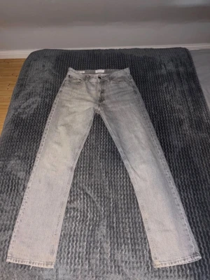 Jack&Jones jeans - Säljer ett par gråa jeans från Jack&Jones använda enstaka gånger. Relaxed/Chris fit. Storlek 29/32