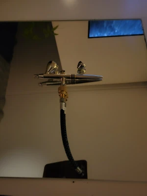 Harder & Steenbeck Airbrush pistol - Säljer en airbrush i metall med svart och silverfärgad finish. Perfekt för att skapa schyssta möster . Den har en smidig och ergonomisk form med slanganslutning för enkel användning. Passar dig som vill skapa kreativa och jämna resultat. Aldrig blivit använd.