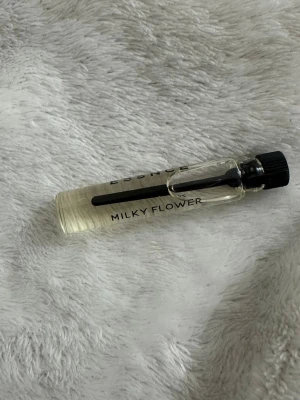 Svart parfymflaska med spraykork - En elegant parfymflaska med svart spraykork och transparent glas. Perfekt för att ta med sig favoritdoften. Flaskan har en stilren och modern design som passar i necessären.