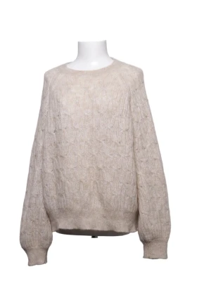 Beige stickad tröja i mohairmix - Mysig beige stickad tröja med rund hals och ballongärmar. storlek S och originalpris är runt 1000 kommer inte ihåg exalt då ja köpte den i 2023