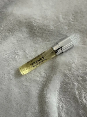 ESSENCE Drunk Apple Pie parfym - En smidig parfym från ESSENCE med doften Drunk Apple Pie. Flaskan är liten och cylinderformad i genomskinligt glas med en silvrig kork. Perfekt att ha med i väskan för en fräsch känsla när som helst.