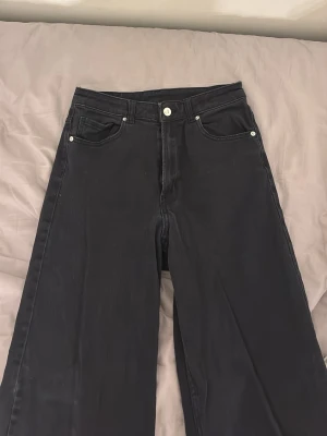 Svarta wide leg jeans - Säljer dessa snygga jeans för 50kr i storleken S! Anledningen till varför jag säljer dem är för att de inte passar mig längre + jag har börjat ogilla högmidjade jeans.  Vid flera frågor hör av dig!