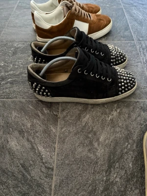 Christian Louboutin svart - Säljer ett par svarta Louboutin skor i storlek 41| väldigt bra skick, nypris: ca 7 000kr mitt pris: 2 000kr. Skorna är givetvis autentiska✅                         Bara höra av er vid frågor eller funderingar.