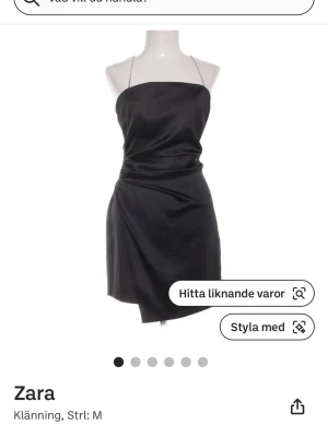 Svart kort klänning från Zara - Stilren svart kort klänning från Zara med tunna axelband och draperad effekt framtill. Klänningen har en elegant, figurnära passform och är perfekt för dig som gillar en minimalistisk look. Materialet har en lätt glansig finish. Helt oanvänd då den va för liten🤗