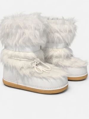 Vita fluffiga moon boots - Säljer ett par vita moon boots med fejkpäls och snörning framtill. Skorna har en hög fluffig kant och en ljusbrun sula. Perfekta för vintern och ger en cool statement-look.