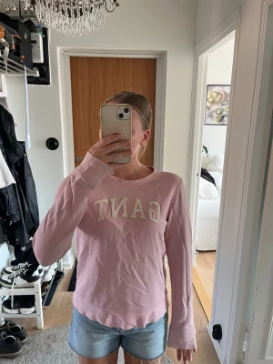 Gant tröja - Rosa GANT tröja med vit text. Köpt i deras fysiska butik. Storlek S och normal i storlek. Nypris 1700kr