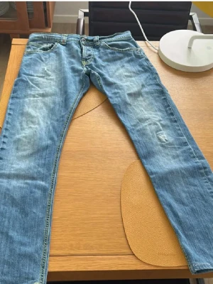 Dondup Jeans - Hej, säljer dessa dondup jeans, Finns två små fläckar som knappt syns därefter priset. Mått: Midja 80cm och längd 92cm, Hör av er vid frågor🤩