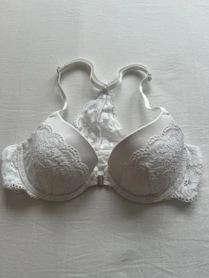 Vit bh från lindex - Superfin bh från Lindex med mycket spets. Spännet sitter fram mellan kuporna och storleken är 70B☺️Inte använd, endast tvättad en gång!