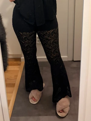 Svarta spetsbyxor  - Säljer dessa populära spetsbyxorna med inbyggda shorts från Gina Tricot 🤍 jag är 155 cm så skulle säga att de passar om man är under 160 cm! Bra skick förutom lite nippriga. Ge prisförslag 😊