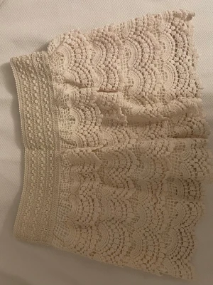 Spetsshorts - Säljer ett par jätte fina spetsshorts i storlek S. Dem är använda 1 gång och är i mycket bra skick💕