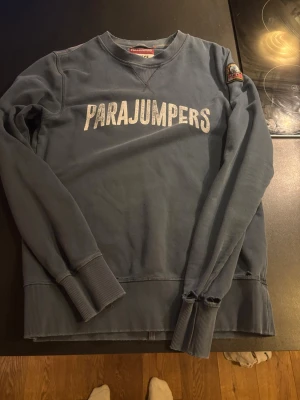 Blå sweatshirt från Parajumpers - Snygg blå sweatshirt från Parajumpers. Några frågor bara och höra av sig.